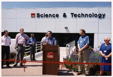 Owens Corning Vice President of Science and Technology Frank O'Brien-Bernini welcomes the employees of the center and thanks them for their support of the revitalization project. 
