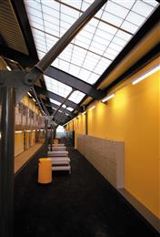 Bei der Gestaltung industrieller, kommerzieller und bewohnter Räume maximiert Nanogel® die Tageslichtnutzung und lässt dem Architekten mehr Spielraum innerhalb der K-Werte, wie sie von strengen Vorschriften zur Bauisolierung zunehmend gefordert werden. 