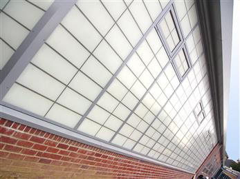 Innen- und –Außenansicht des ersten Kalwall® + Nanogel® Projets in Großbritannien in Hemworth, einer alten Bergbaustadt in Yorkshire.