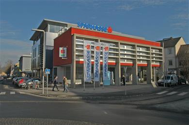 ClimaCool suspended ceilings and ClimaWall elements from Wavin RCS provide for comfortable air-conditioning and good acoustics in the new premises of Südoststeirische Sparkasse Feldbach. 