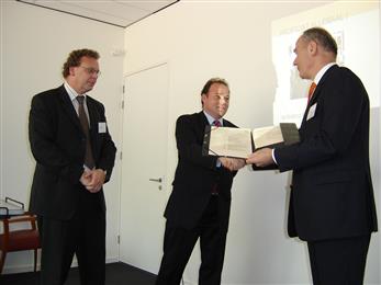DNV wordt door de Raad voor Accreditatie geaccrediteerd voor OHSAS certificatie v.l.n.r. Henk de Gooijer, sector verantwoordelijke Arbozorg & Veiligheid bij DNV, Richard Stolk, managing director van DNV Certification BV en Jan van der Poel, directeur Raad voor Accreditatie (RvA).
(Foto DNV, DNVPR003a)
