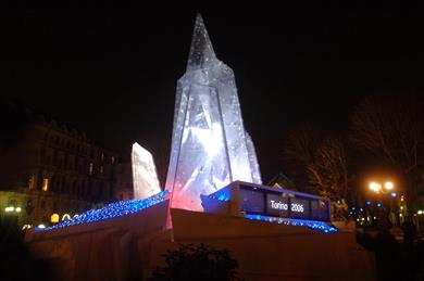 Il monumento "Il Dente del Gigante" a Torino, Italia, prodotto con la resina Lexan* Margard* di GE

GE, partner mondiale dei Giochi Olimpici, e la città di Torino hanno inaugurato oggi un monumento dedicato alla manifestazione olimpica e dedicato ai residenti e ai visitatori che si recheranno in città in occasione dell'edizione 2006 dei Giochi Olimpici Invernali. Il monumento è un dono dei 300.000 dipendenti mondiali GE alla città. Chiamato confidenzialmente "Il Dente del Gigante," in onore della famosa cima di 4.014 metri che si trova al confine tra Italia e Francia, la struttura è alta otto metri ed è stata costruita con 550 metri quadri di materiale termoplastico Lexan* Margard* e da luci forniti da GE. Nel corso dell'iniziativa, i dipendenti GE potranno inviare tramite Internet messaggi che verranno visualizzati su un sistema di messaggistica digitale posto alla base della struttura, che emetterà periodicamente luci colorate e suoni.
