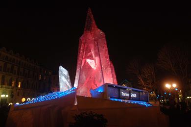 GE e la città di Torino presentano in Piazza Solferino il monumento per celebrare i Giochi Olimpici Invernali di Torino 2006