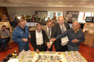 Om het 40 jarige bestaan van deze fabriek te vieren werd vandaag een taart aangesneden door Stef van Gils, sitemanager samen met een viertal jubilarissen die al sinds de beginjaren bij de rubberfabriek werkzaam zijn.