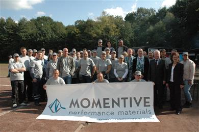 Der Leverkusener Oberbürgermeister Küchler besucht Community Day von Momentive, von rechts nach links Frau Richarzhagen, 1. Vorsitzende des Sportvereins Quettingen, Herr OB Küchler, Dr. Ian R. Moore President & CEO Momentive Performance Materials Europe.