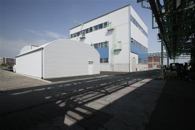 Phase 1 des Ausbaus hat mit der Optimierung der Produktionsanlage im Clariant-Werk in Exolit® OP Hürth-Knapsack bei Köln bereits begonnen und soll bis Mitte 2011 zusätzliche Kapazitäten schaffen. In der kommerziellen Anlage wird Exolit OP bereits seit der Produkteinführung 2004 produziert. In Phase 2 soll mit dem Bau einer zweiten Anlage am gleichen Standort die Produktionskapazität bis 2012 verdoppelt werden. (Bilder: Clariant)