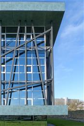 Trespa International B.V. es una empresa líder en la fabricación de materiales innovadores para el mercado de la construcción, reconocida internacionalmente como el primer productor de placas laminadas de alta presión (HPL) y sistemas para el cerramiento de edificios. (Foto Trespa, TRPR117)
