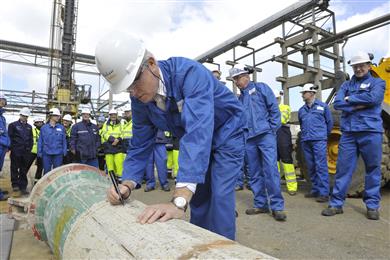 Jacques Slabbers (Director Area Manufacturing Services Europe) signs the first construction pole (Photo SABICPOLPR049b)
