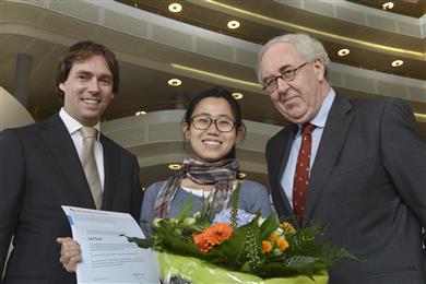 Van links naar rechts: Boudewijn de Heer (SABIC), Lei Gao (studente) en Jos Kievits (Universiteit Maastricht). (Foto SABIC, PR062)>