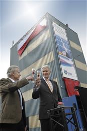 Ulrich Frei (Interfloat) and Rob van Leen (DSM) toast during the opening of the new manufacturing line.
(Photo: DSM Innovation Center: DSMICPR005)