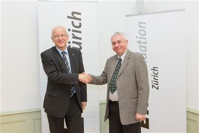 FOTO: Prof. Ralph Eichler, Präsident ETH Zürich, Links, und Ernesto Occhiello, Geschäftsführer von SABIC Technology and Innovation, beglückwünschen sich nach Unterzeichnung der Vereinbarung in Zürich. (Copyright ETH Zürich)>