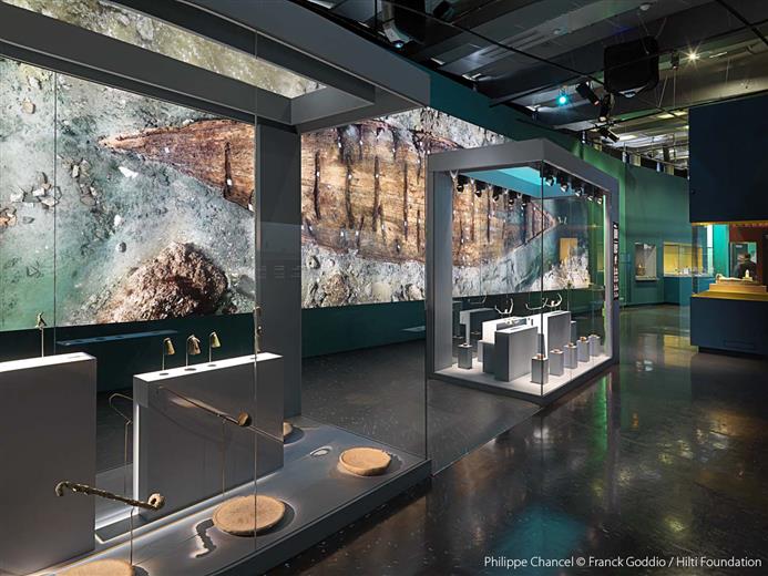 Guardian Clarity™ anti-reflective glass helps museum visitors focus on the exhibits. 
‘Osiris, Egypt’s Sunken Mysteries’ at l’Institut du Monde Arabe, Paris, France.
(Photo Philippe Chancel © Franck Goddio / Hilti Foundation, GRDPR057)