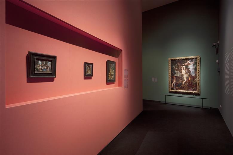 Guardian Clarity™ anti-reflective glass helps museum visitors focus on the exhibits. 
Centraal Museum, Utrecht, The Netherlands. 
(Photo Guardian Industries Corp., GRDPR057)