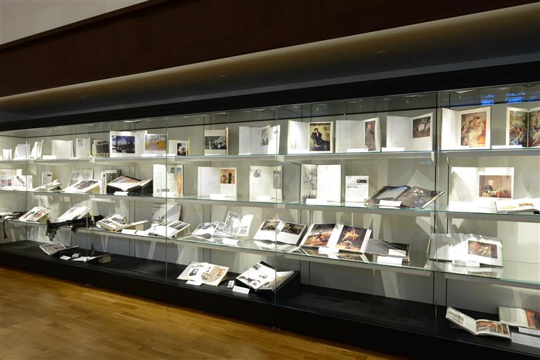 Guardian Clarity™ anti-reflective glass helps museum visitors focus on the exhibits. 
Médiathèque Pierre Amalric d’Albi, France. 
(Photo Guardian Industries Corp., GRDPR057) 