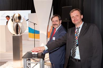 Governor Theo Bovens representing the Dutch Province of Limburg and Peter Borman, Regional Director Technology Affairs Europe inaugurated the new SABIC Research building in Geleen.
