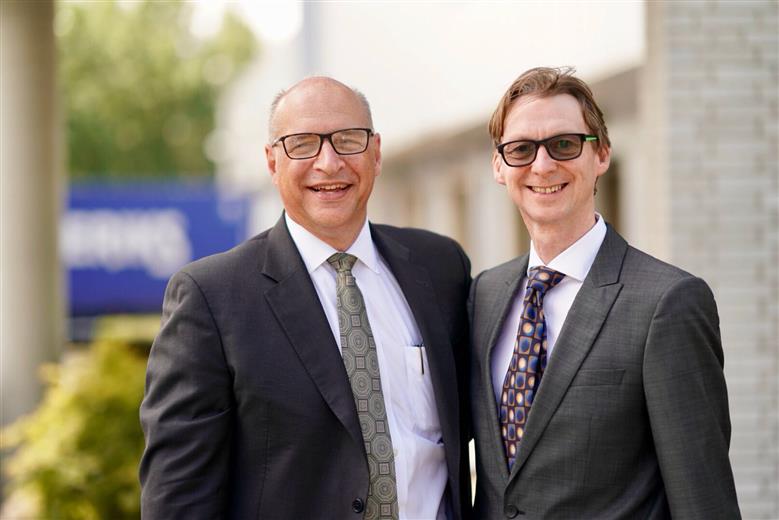 Phil McDivitt, CEO (Links) und Andrew Leigh (Rechts) director of compounding technology bei Ascend Performance Materials.
(Foto: Ascend Performance Materials, APMPR024)