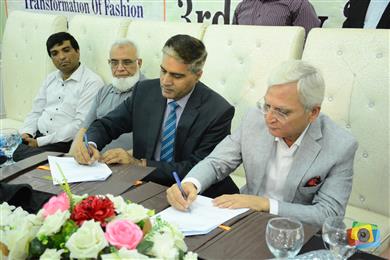 Prof. Dr. Fazal Ahmed Khalid, Vice Chancellor UET, Lahore and Mujtaba Rahim, CEO Archroma Pakistan signing the MoU between the two institutions.
(Photo: Archroma)