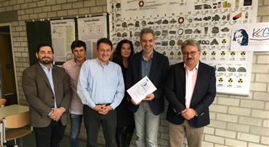 Ifraim Tairi (ARLANXEO), Wolfgang Hübner (Käthe-Kollwitz-Gesamtschule), Gerrit Mroseck (ARLANXEO), Gabriele Götze (IHK-Beraterin Schule-Wirtschaft), Stefan Albert (stellvertretender Schulleiter) und Dr. Andreas Bischoff (ARLANXEO) haben die Schulkooperation beschlossen.
(Foto IHK, ARPR033)