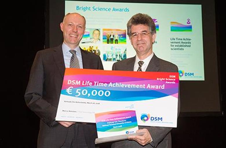 Dr. Marcus Remmers, Chief Technology Officer van DSM (links) eert prof. Doros Theodorou, Ph.D. (rechts), met de Lifetime Achievement Award in Materials Sciences. (Foto: DSM: DSMMTPR004)