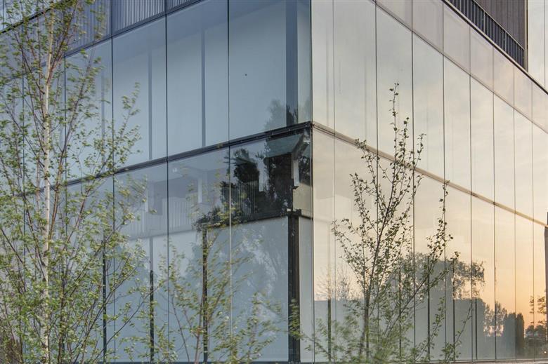 Společnost Guardian Glass uvádí na trh nové sklo s povlakem s dvojitou funkční vrstvou stříbra pro regulaci slunečního záření v neutrálním šedém provedení a s vylepšenými vlastnostmi.
(Foto © Bartosz Makowski, GRDPR159, mimosmluvní foto).