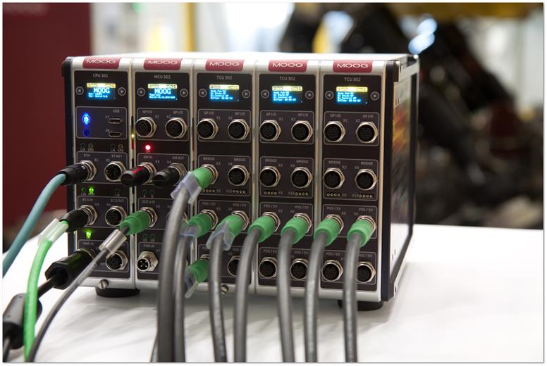 Die hohe Dichte von Ein- und Ausgängen des neuen, digitalen Moog Test-Controllers sorgt für leicht zu konfigurierende Aufbauten. 
(Foto Moog, MGPR1708)