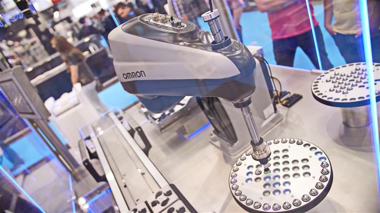 La démonstration d'une ligne de production flexible est équipée du nouveau robot i4 SCARA d'Omron. (Photo: Omron, PR064)