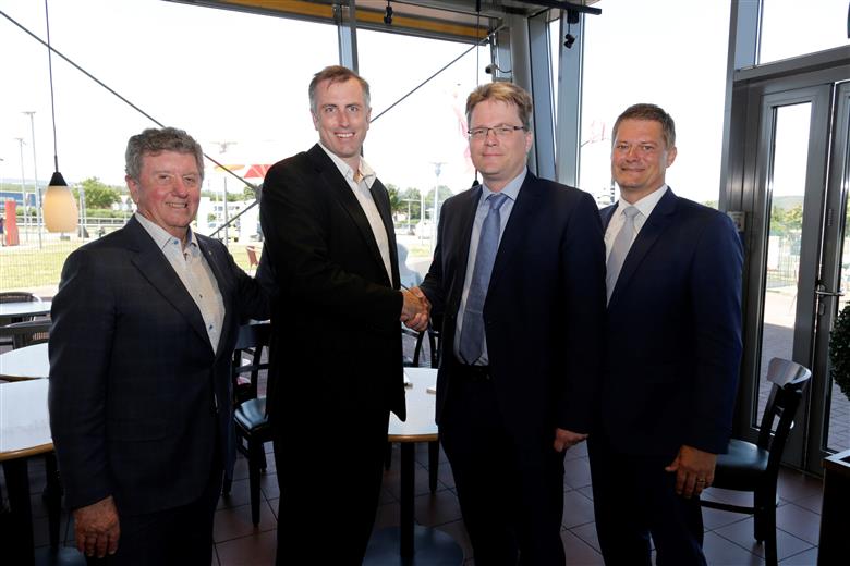 Tritium trifft Vereinbarung mit IONITY zur Ausrüstung von 100 Ultra-Schnellladestandorten für Elektrofahrzeuge in Europa. 
Von links nach rechts: Trevor St. Baker (Vorsitzender von Tritium), David Finn (CEO und Gründer von Tritium), Marcus Groll (COO von IONITY) und Michael Hajesch (CEO von IONITY). 
(Mit freundlicher Genehmigung von Tritium, PR007)