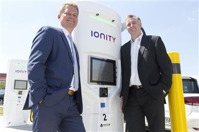 Michael Hajesch (CEO von IONITY) und David Finn (CEO & Gründer von Tritium).
(Mit freundlicher Genehmigung von Tritium, PR007)