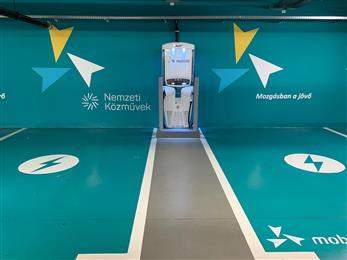 With a footprint of only 0.25 square meters, the Veefil-RT 50kW DC fast charger in Budapest’s KÖKI underground parking terminal fits neatly between two parking bays and is capable of delivering up to 125 km of range in just 30 minutes. 
(Image courtesy Tritium/NKM, PR017)