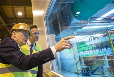 Left to right: 
Guus Boekhoudt, Vice President Guardian Glass, Managing Director Guardian Europe s.à r.l., Péter Szijjártó, Minister of Foreign Affairs and Trade of Hungary
(Photo Guardian Glass, LLC, GRDPR167) 