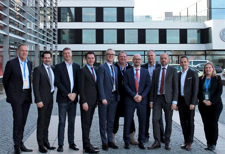 Unterzeichnung der Absichtserklärung im Dezember 2018.
(Foto Oerlikon) Von links nach rechts: Dr. Sven Hicken (Business Unit Head, Oerlikon AM), Prof. Dr. Thomas Hofmann (Präsident, TUM), Jason Oliver (Präsident und CEO, GE Additive), Dr. Wolfgang Dierker (CEO,GE Deutschland), Dr. Christoph Laumen (Executive Director R&D, Linde AG), Prof. Dr. Michael Süß (Präsident des Verwaltungsrats, Oerlikon Konzern), Dr. Christian Haecker (Head of Industrialization, Oerlikon AM), Dr. Andreas Lessmann (Managing Director, GE Additive Germany GmbH, Senior Leader, Legal Operations), Dr. Christian Bruch (Executive Vice President & CEO, Linde Engineering), Andreas Rohregger (Head of Global Properties, GE Additive), Dr. Alice Beck (Stellvertretende Leiterin, TUM ForTe).>