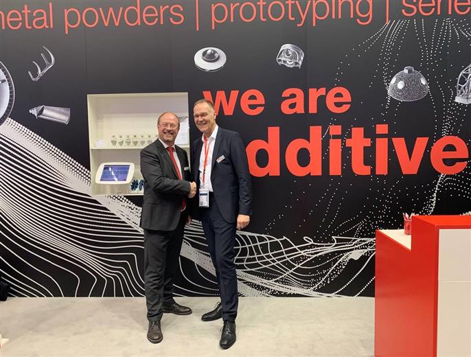 From left to right: Dr. Wolfgang Hansal, Managing Director, Hirtenberger Engineered Surfaces and Dr. Sven Hicken, Oerlikon, Head of Additive Manufacturing Business Unit. 