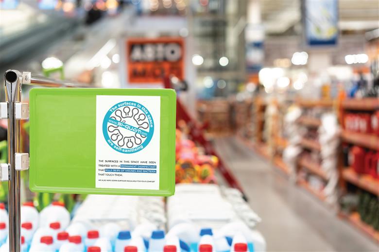 Il est scientifiquement prouvé que le nouveau traitement de surface antiviral durable d’AFFIX Labs dure plusieurs mois sur des surfaces telles que les tables de restaurant, les fournitures scolaires et d’autres espaces publics tout en éliminant efficacement l’agent pathogène COVID-19 au contact. Si-Quat d’AFFIX Labs peut être appliqué sur n’importe quelle surface. (Photo © 2020 by AFFIX Labs)