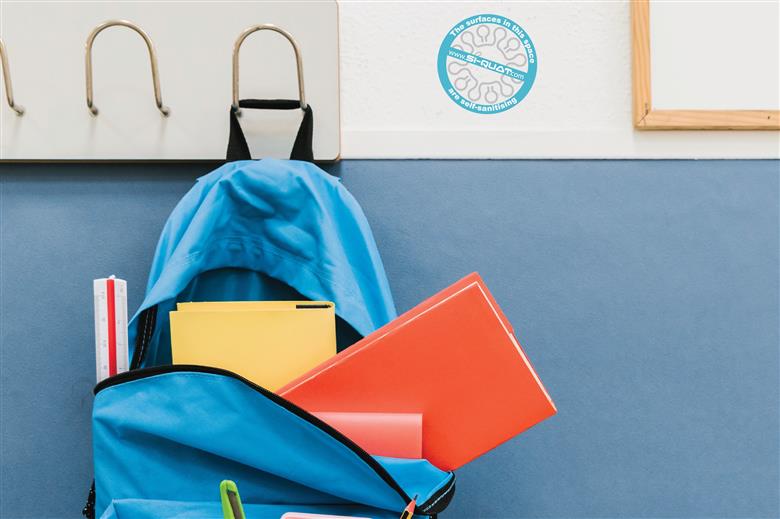 Il est scientifiquement prouvé que le nouveau traitement de surface antiviral durable d’AFFIX Labs dure plusieurs mois sur des surfaces telles que les tables de restaurant, les fournitures scolaires et d’autres espaces publics tout en éliminant efficacement l’agent pathogène COVID-19 au contact. Si-Quat d’AFFIX Labs peut être appliqué sur n’importe quelle surface. (Photo © 2020 by AFFIX Labs)