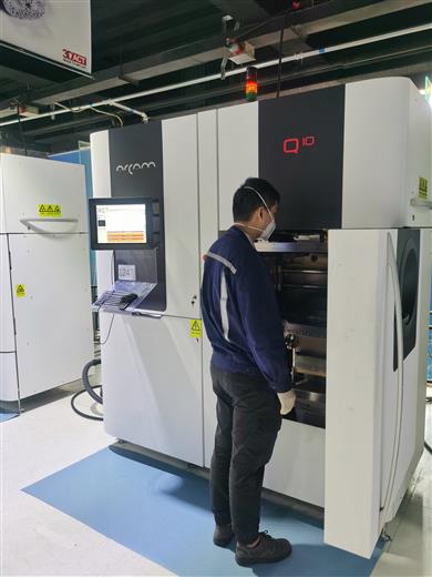 Operator using Arcam EBM equipment at AK Medical’s Beijing Facility.
(Photo: AK Medical)