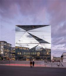 Teamarbeit ist der Schlüssel zu einer komplexen Doppelhaut-Fassade mit hohen Anforderungen an Ästhetik, Festigkeit und Energieeffizienz für das Projekt „cube berlin“.
(Foto Guardian Glass, LLC, GRDPR177) 