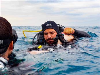 Divers completing KAUST’s American Academy of Underwater Sciences-accredited course are qualified to assist in diving emergencies. Here, diver Saeed Amin practices helping in a mock emergency situation during the course. Photo by Susann Rossbach. 