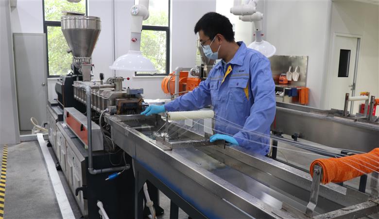 Highlight der modernen Ausrüstung des Zentrums ist ein hochleistungsfähiger Zweischneckenextruder für das Compoundieren bei Schneckengeschwindigkeiten von bis zu 1.000 U/min. 
(Foto: UniteChem)