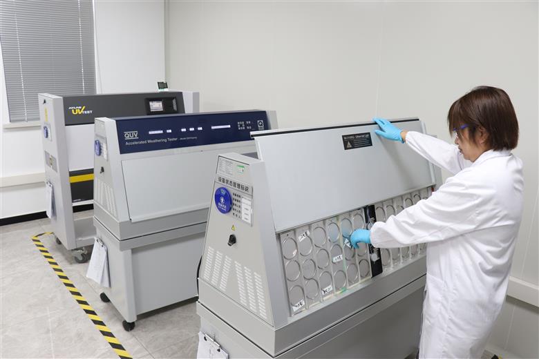 Das F&E-Zentrum verfügt über die Kapazitäten für alle wichtigen beschleunigten Bewitterungsprüfungen an Polymeren, wie mittels Xenon-Lampe, UV-Belichtung, thermooxidativer Alterung etc.
(Foto: UniteChem)
