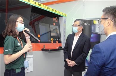 From Left; Lisa Tan, lead scientist at GE Aviation Engine Services Singapore with Minister for Trade and Industry Gan Kim Yong (centre) and Singapore Economic Development Board (EDB), Executive Vice President, Tan Kong Hwee. 
(Photo: GE Aviation, GEADPR062)