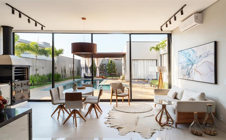 Guardian Sun®: a new range of premium glass solutions for homes that deserve the extra comfort factor all year round.
(Photo Guardian Glass, LLC, GRDPR198)
