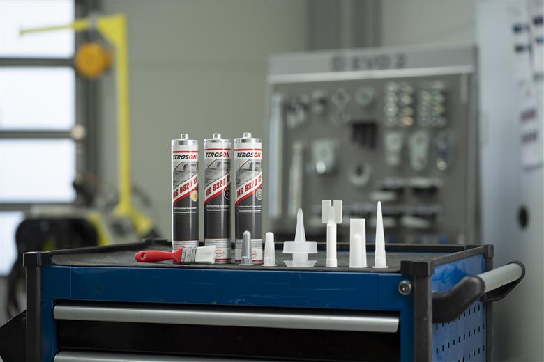 Save time and costs by rebuilding OEM seams directly from the dispenser. (Photo: Henkel, PR099)