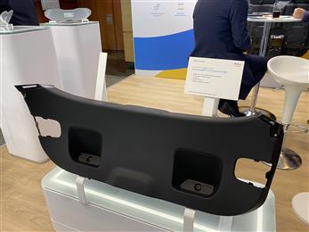 Im Schaumspritzgießverfahren aus SABIC® PPc F9005 gefertigte innere Heckverkleidung, mit eingeformten Befestigungselementen, Versteifungsrippen, Wabenstruktur, Staufach, Aussparungen, Texturen und ausgezeichneter Ästhetik. Das SABIC PP-Compound ist leichtfließend, hilft Einfallstellen zu vermeiden und ermöglicht eine Gewichtsersparnis von bis zu 20 Prozent.