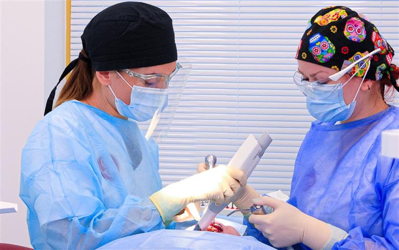 Barbara Sobzak on the Straumann Group SmileAward: A great union of dentists.
(Photo: Straumann, INT002)