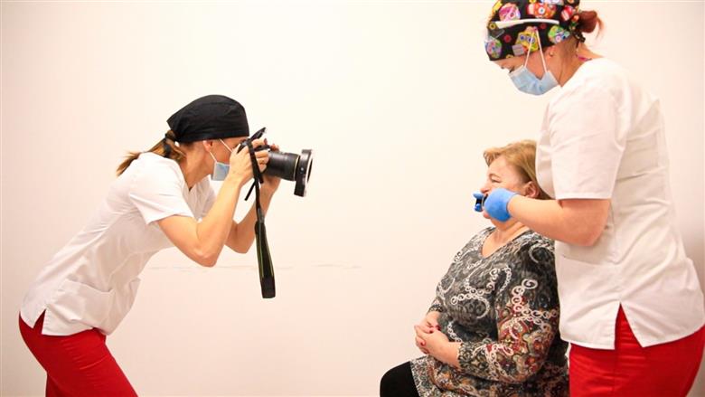 Barbara Sobzak on the Straumann Group SmileAward: A great union of dentists.
(Photo: Straumann, INT002)