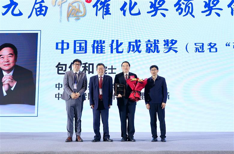 From left to right: Weixing Gu (Head of Catalysts R&D China, Clariant), Prof. Can Li (Member of the Chinese Academy of Sciences), Prof. Dr. Xinhe Bao (President of University of Science & Technology of China, and Professor at the Dalian Institute of Chemical Physics of the Chinese Academy of Sciences), Guangxi Song (Vice Director of Department of Science and Technology of Yunnan province). 