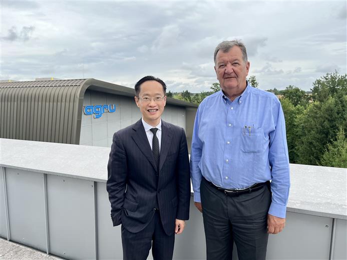 Andrew Lau, VP Electronics and Industrial for Solvay’s Specialty Polymers Global Business Unit, with Alois Gruber, owner and CEO of Agru.
(Photo: Solvay, PR097)
