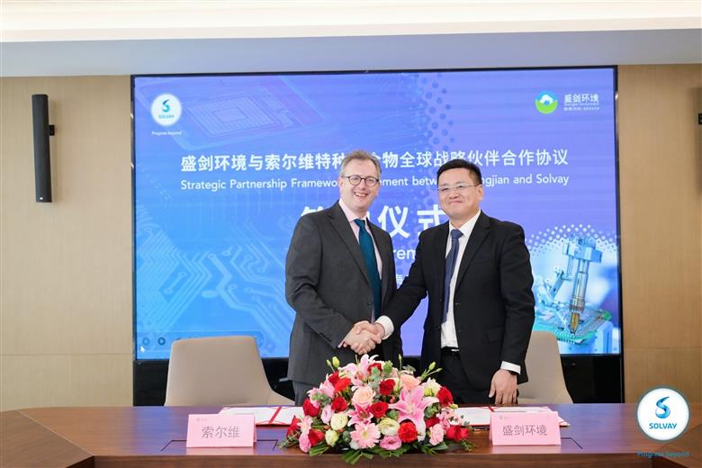 From left to right: Peter Browning, President of Solvay’s Specialty Polymers Global Business Unit and Weiming Zhang, Chairman of Shengjian. 
(Photo: Solvay, PR101)