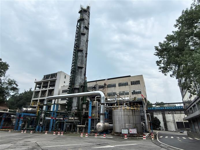 Recent installation of Clariant's EnviCat N2O-S emissions control catalyst at Sichuan Lutianhua's 135 KTA nitric acid unit in Sichuan Province, China. © Sichuan Lutianhua Co. Ltd