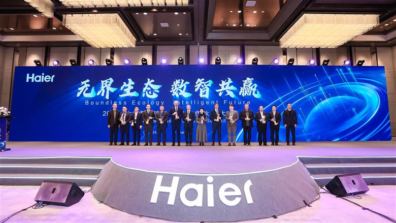 英力士苯领庆祝荣获海尔两项知名战略合作伙伴奖